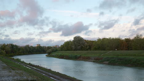 Paisaje-Ribereño-Del-Río-Tisza-En-Otoño-Un-Día-Nublado-Y-Ventoso