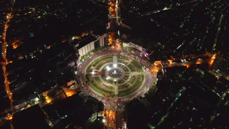 wongwian yai rotonda. vista aérea de cruces de autopistas. carreteras en forma de círculo en la estructura de la arquitectura y la tecnología concepto de transporte. vista superior. ciudad urbana, bangkok por la noche, tailandia.