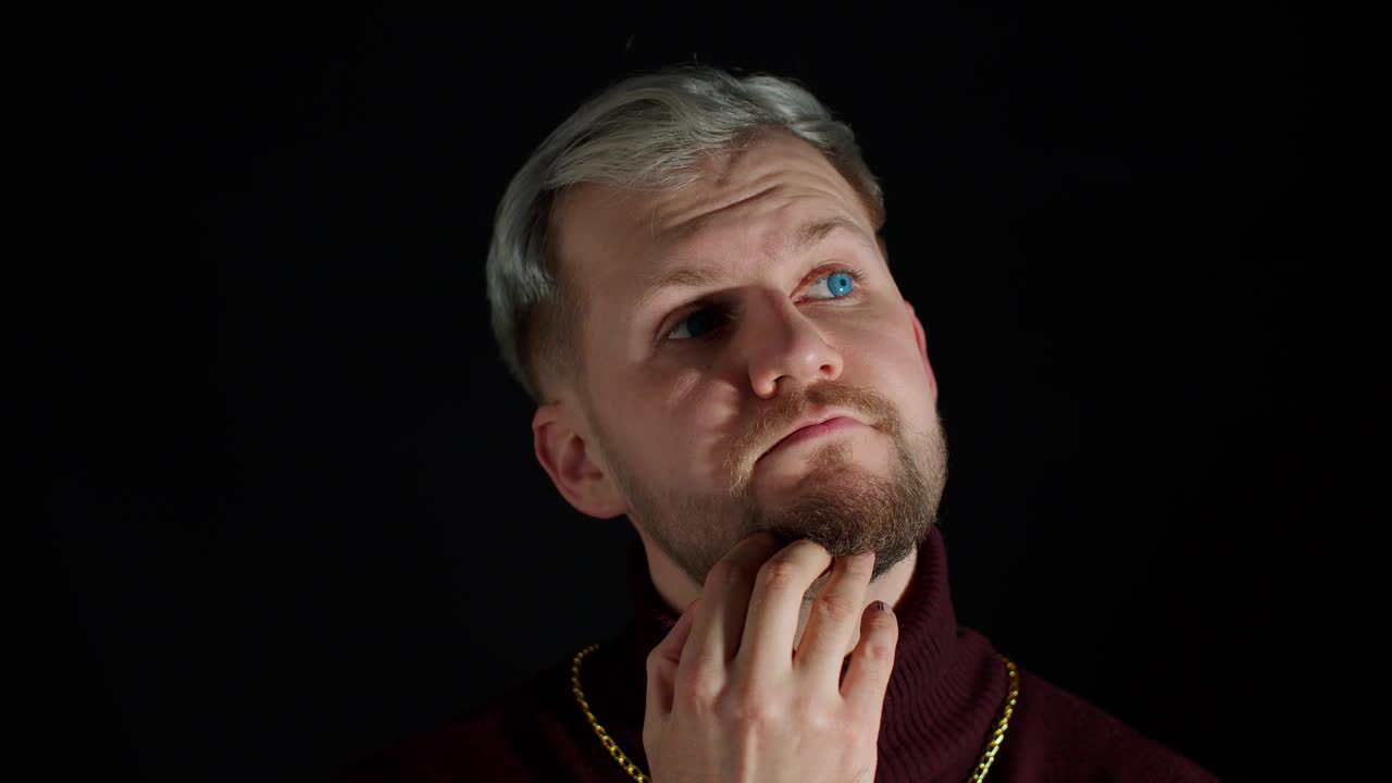 el hombre que piensa mirando a su alrededor piensa arañazos en el templo viene con ideas levantó el dedo hacia arriba