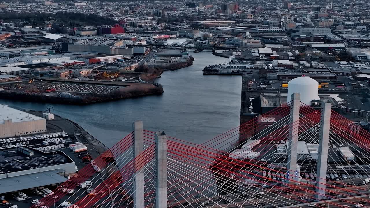 Traffico sul Ponte Kosciuszko e bagliore del tramonto