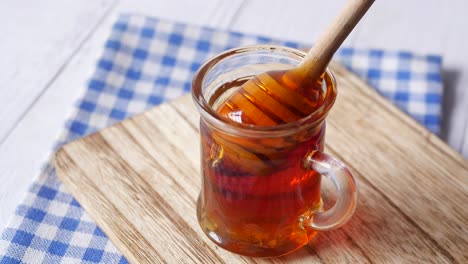 miel en un frasco de vidrio con cuchara de madera