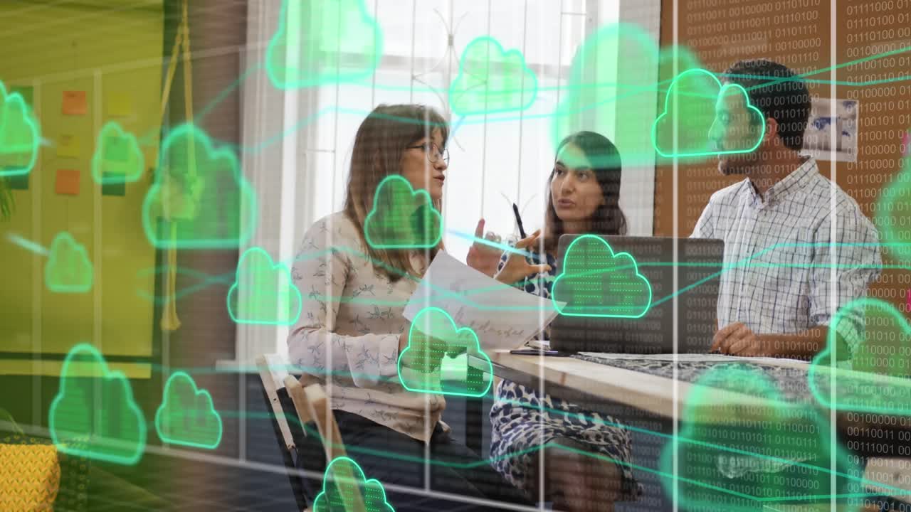 animación de iconos de nube procesamiento de datos sobre diversas personas de negocios en la oficina