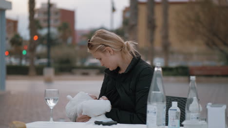 Mutter-Isst-Draußen-Mit-Baby-Zu-Abend