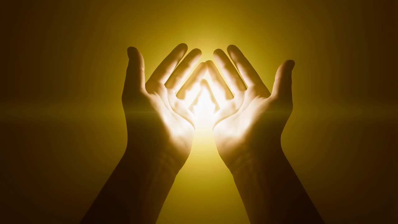 반 ⁇ 이는 빛을 들고 있는 손