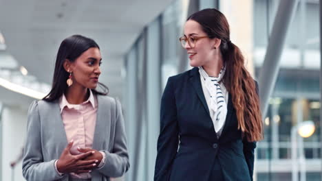 caminando, hablando y mujeres de negocios en la oficina