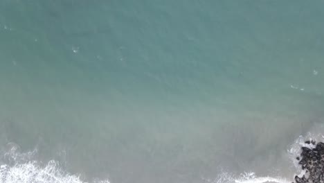 Vista-Aérea-De-Las-Olas-Del-Mar-En-La-Playa