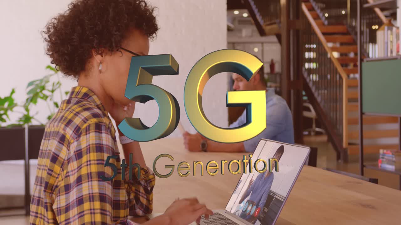 animación de texto 5g sobre una mujer de negocios afroamericana en una videollamada por computadora portátil