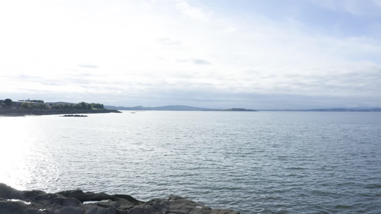 화창한 여름날 바위 해변에서 바다로 부드러운 샷 | 스코틀랜드 에든버러 | 30fps에서 4k