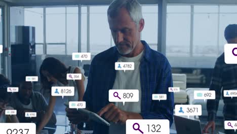 Animation-Sich-ändernder-Zahlen,-Symbol-In-Benachrichtigungsleisten,-Kaukasischer-Mann-Mit-Digitalem-Tablet