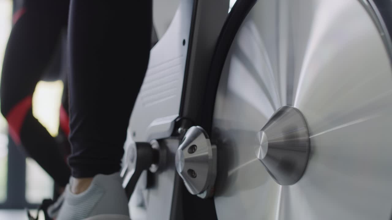 운동 자전거 를 타고 운동 하는 운동 선수 의 클로즈업