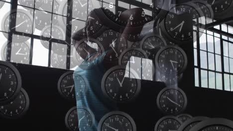varios relojes de tic-tac cayendo contra una mujer afroamericana tomando un descanso de hacer ejercicio