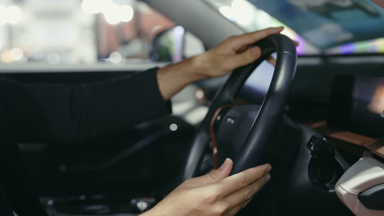 persona que conduce un automóvil moderno