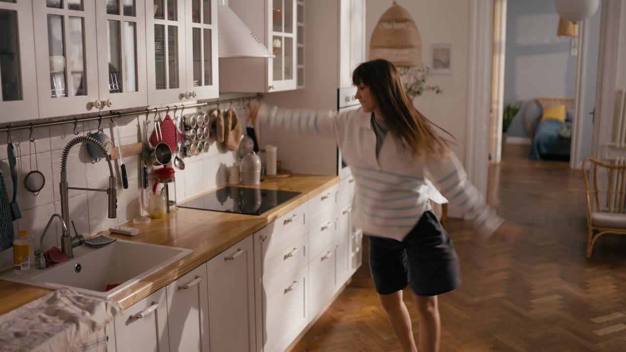 Donna che balla in cucina