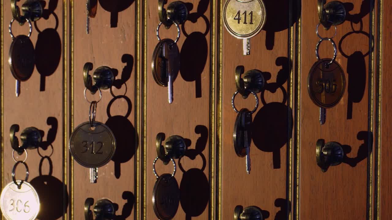 호텔 리셉션 데스크의 많은 열쇠 1