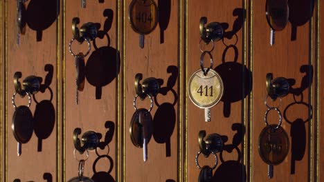 Viele-Schlüssel-An-Der-Rezeption-Im-Hotel-1