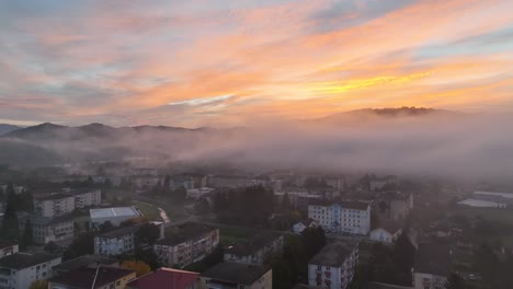 Atemberaubender-Sonnenaufgang-über-Der-Stadt