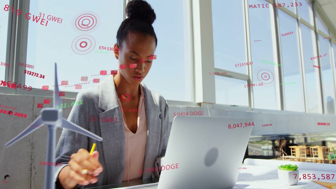 Donna che studia piani, prende appunti, tocca il laptop attivando grafici AR e analizzando dati cripto.