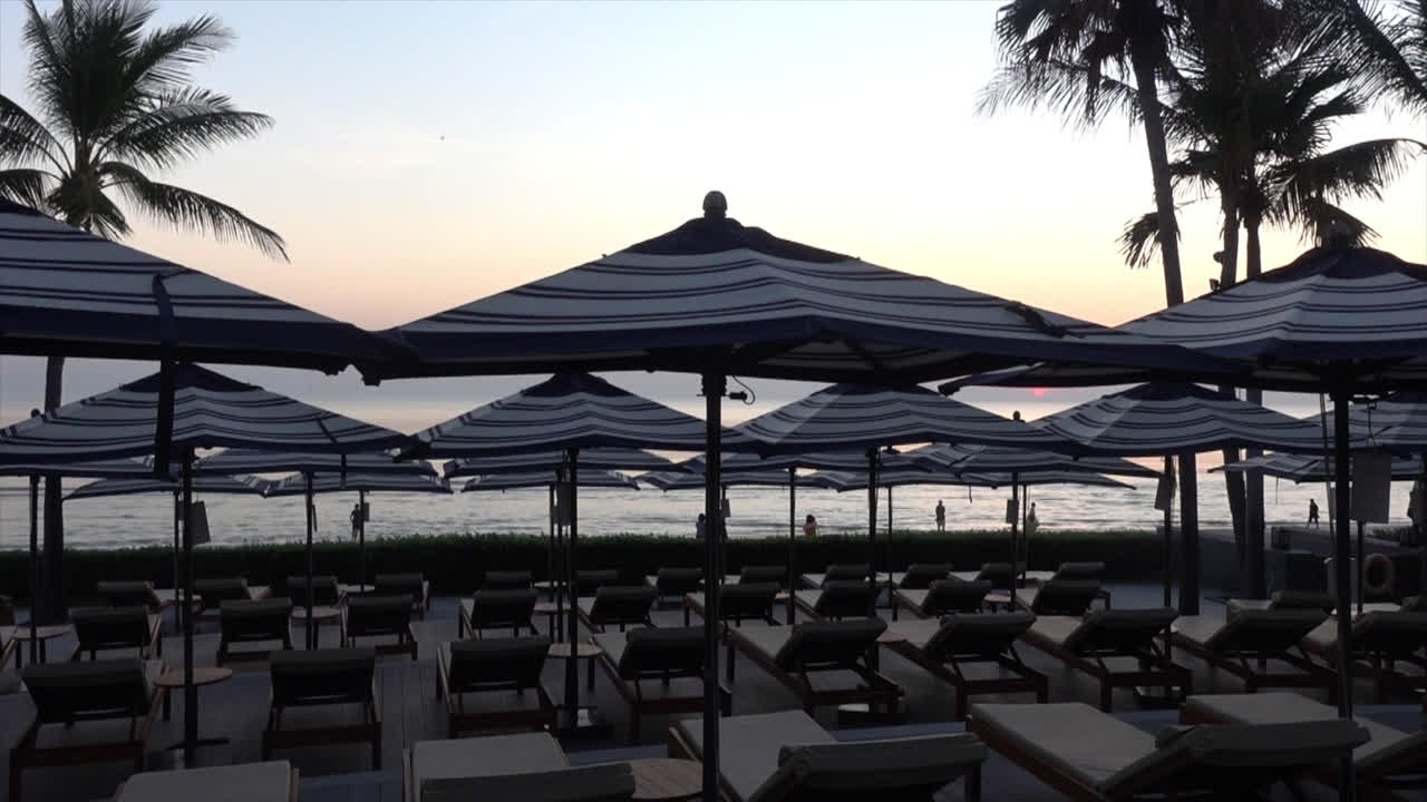 호텔 리조트의 야외 수영장 주변에 파라솔과 의자 소파