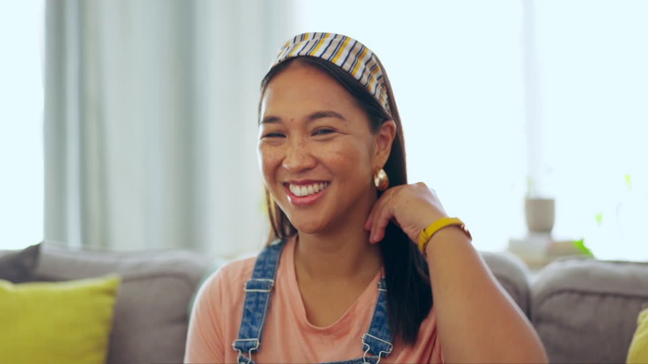 소파에있는 여성과 함께 행복하고 미소 짓고 얼굴을