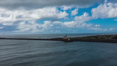 drone volando hacia el faro del río coquille cerca de bandon, oregon, usa - hiperlapso
