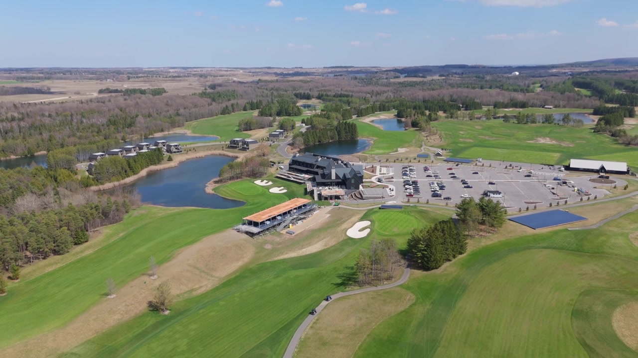 TPC Toronto a Osprey Valley che mostra il campo da golf, la club house e l'area parcheggio. Ideale per il marketing immobiliare o le promozioni turistiche