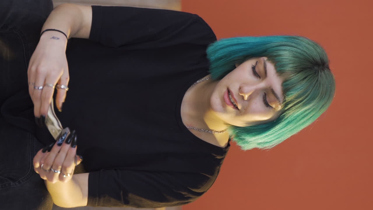 video vertical de un psicópata con un cuchillo.