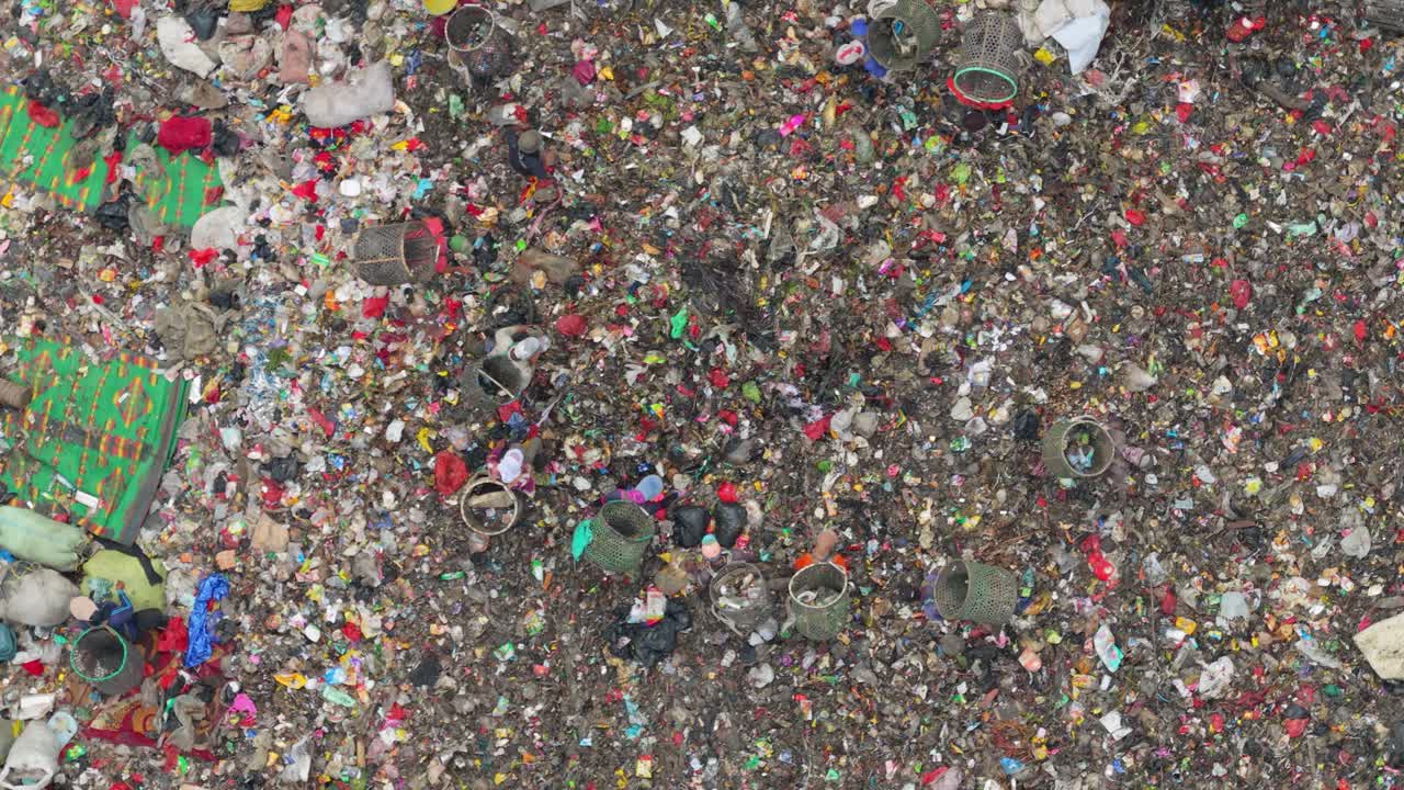 Raccoglitori di rifiuti che cercano materiali riciclabili in una discarica indonesiana.