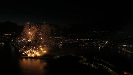 Atemberaubende-Drohnenaufnahmen-Aus-Der-Luft-Eines-Feuerwerks-An-Der-Uferpromenade-Von-Plymouth,-Vereinigtes-Königreich