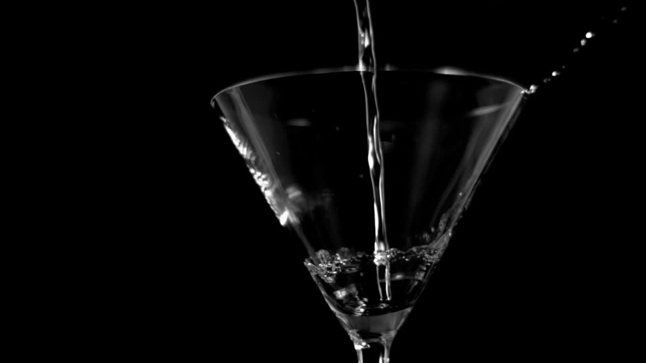 Bicchiere da Martini riempito in super slow motion