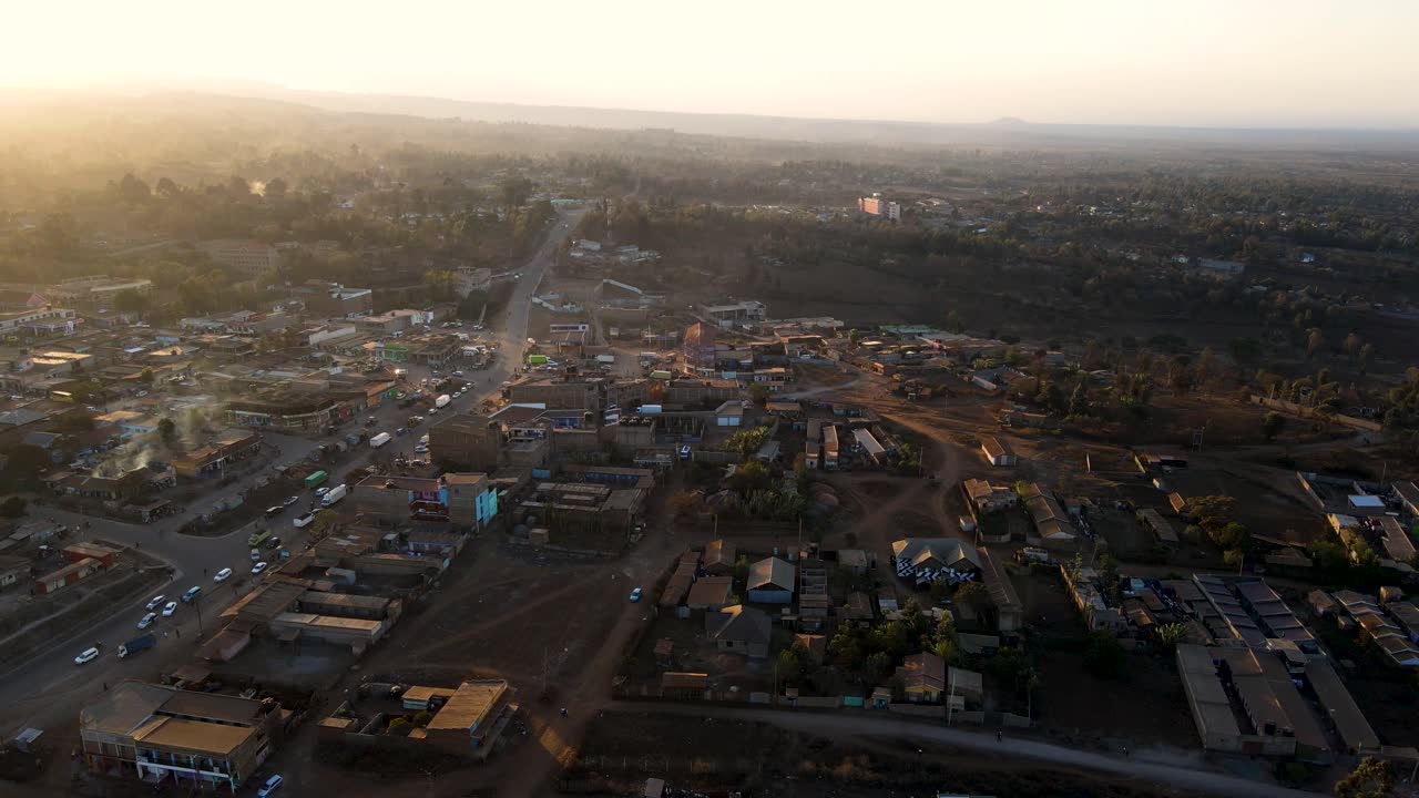 Paesaggio urbano al tramonto - vista drone.