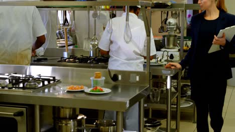 gerente femenina caminando en la cocina 4k