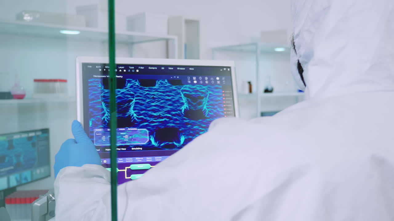 científico en traje de ppe explica al médico el desarrollo de la vacuna