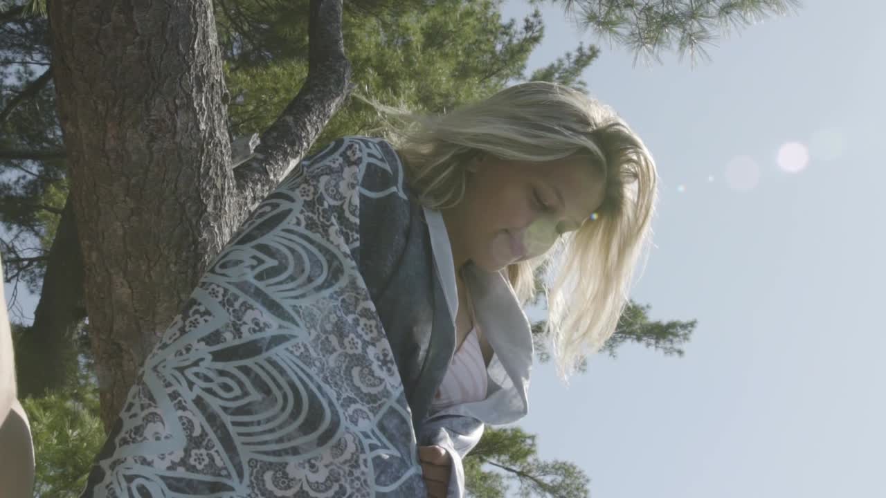 행복한 젊은 밀레니얼 여성은 햇빛에 몸을 담그고 슬로우 모션으로 웃는다