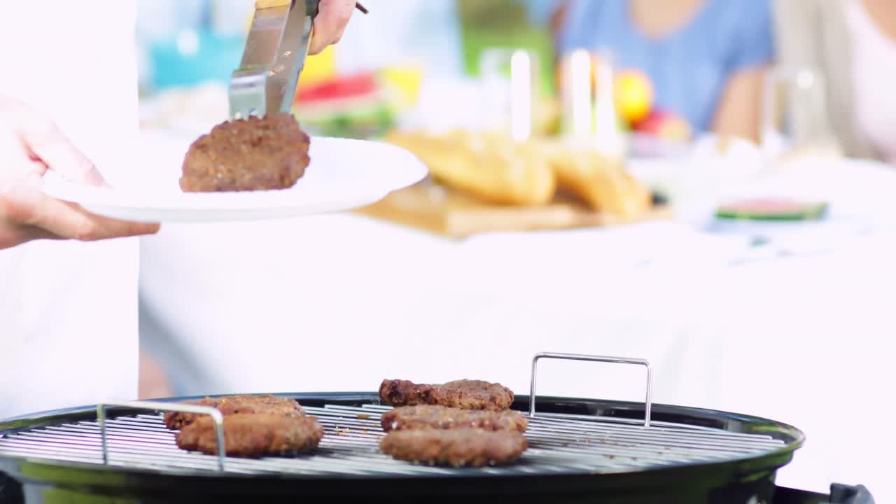 공원에서 버거를  ⁇ 는 아버지를 지켜보는 가족