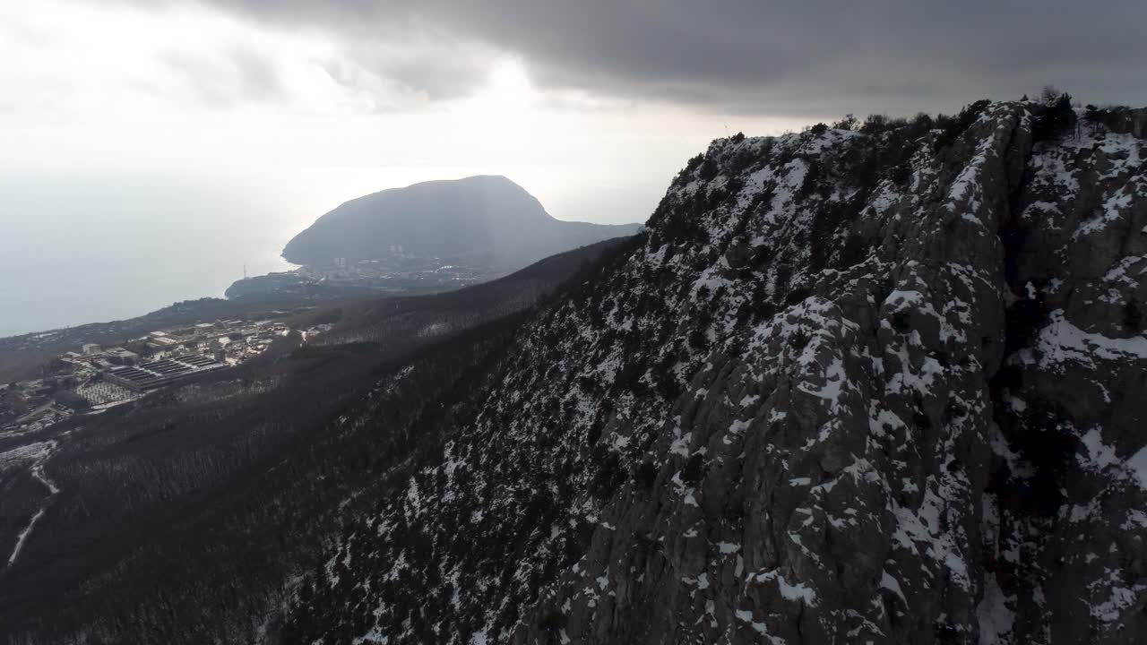 해안 도시 를 볼 수 있는 눈 인 산맥