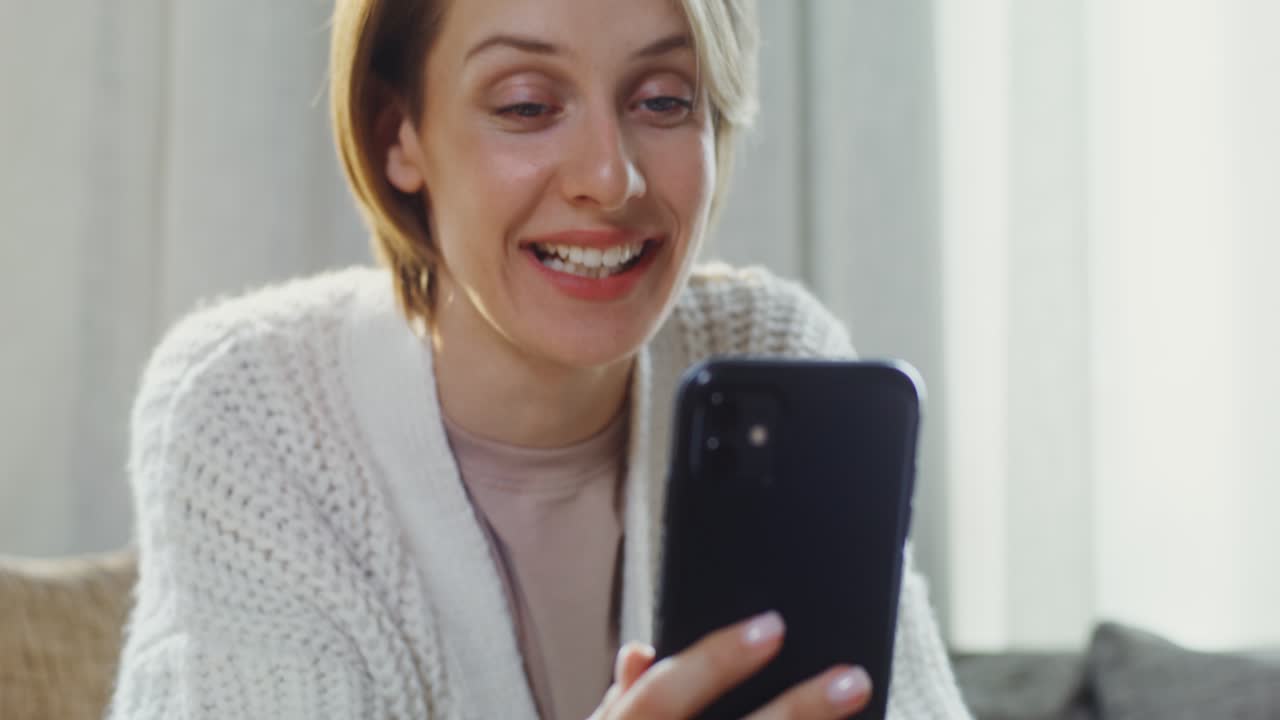 mujer usando un teléfono inteligente para una llamada de video