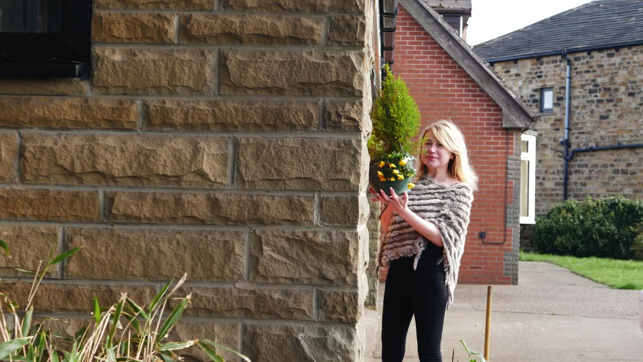 꽃 바구니를 즐기는 매력적인 편안한 여성 4k 슬로우 모션 촬영을 보여줍니다.