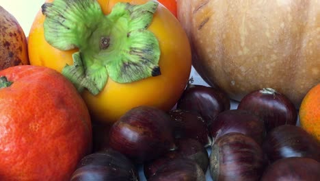 Una-Bonita-Vista-De-Frutas-Otoñales-Como-Granada,-Calabaza,-Castañas,-Caqui-Y-Naranjas