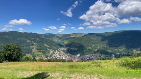 vista de montaña de una ciudad en un valle