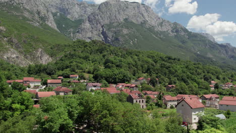 Antiguo-Y-Hermoso-Pueblo-En-La-Montaña