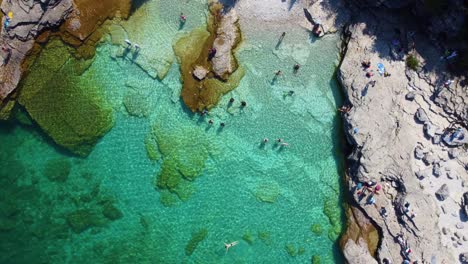 Top-View-Of-Tourists-At-The-Pristine-Beach-On-Flowerpot-Island-In-Georgian-Bay,-Ontario-Canada