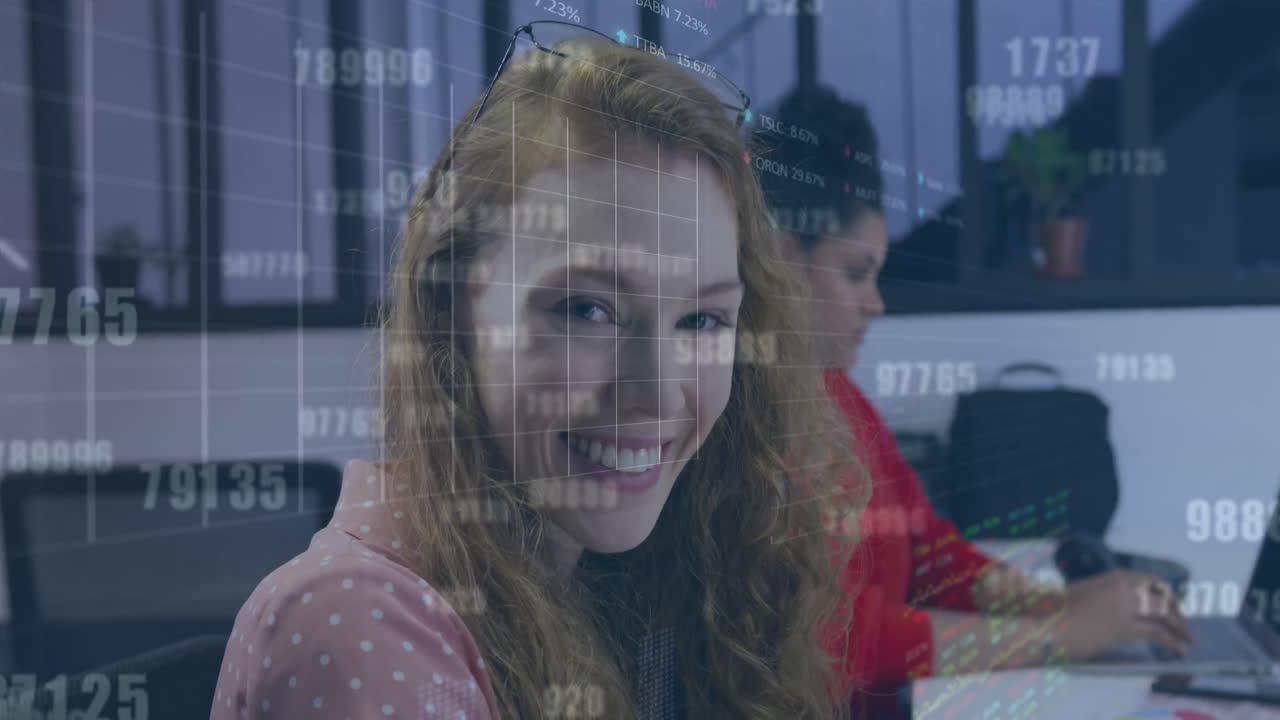 animación de múltiples números cambiantes cayendo contra la mujer caucásica sonriendo en la oficina.