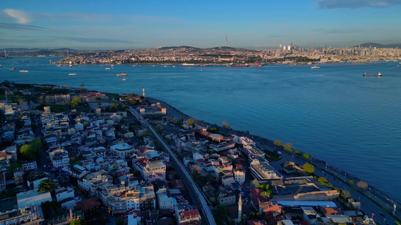 Panorama della città di Istanbul che mostra moschee storiche, antiche mura e lo stretto del Bosforo con ponti e uno skyline moderno. Mozzafiato panorama aereo con rotazione e panoramica a destra da drone.