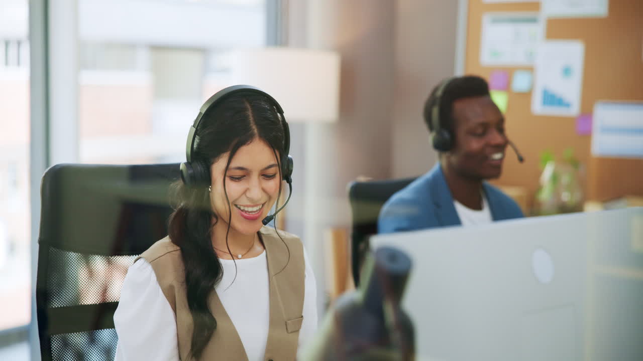 Agente del servizio clienti sorridente che lavora in un ufficio moderno