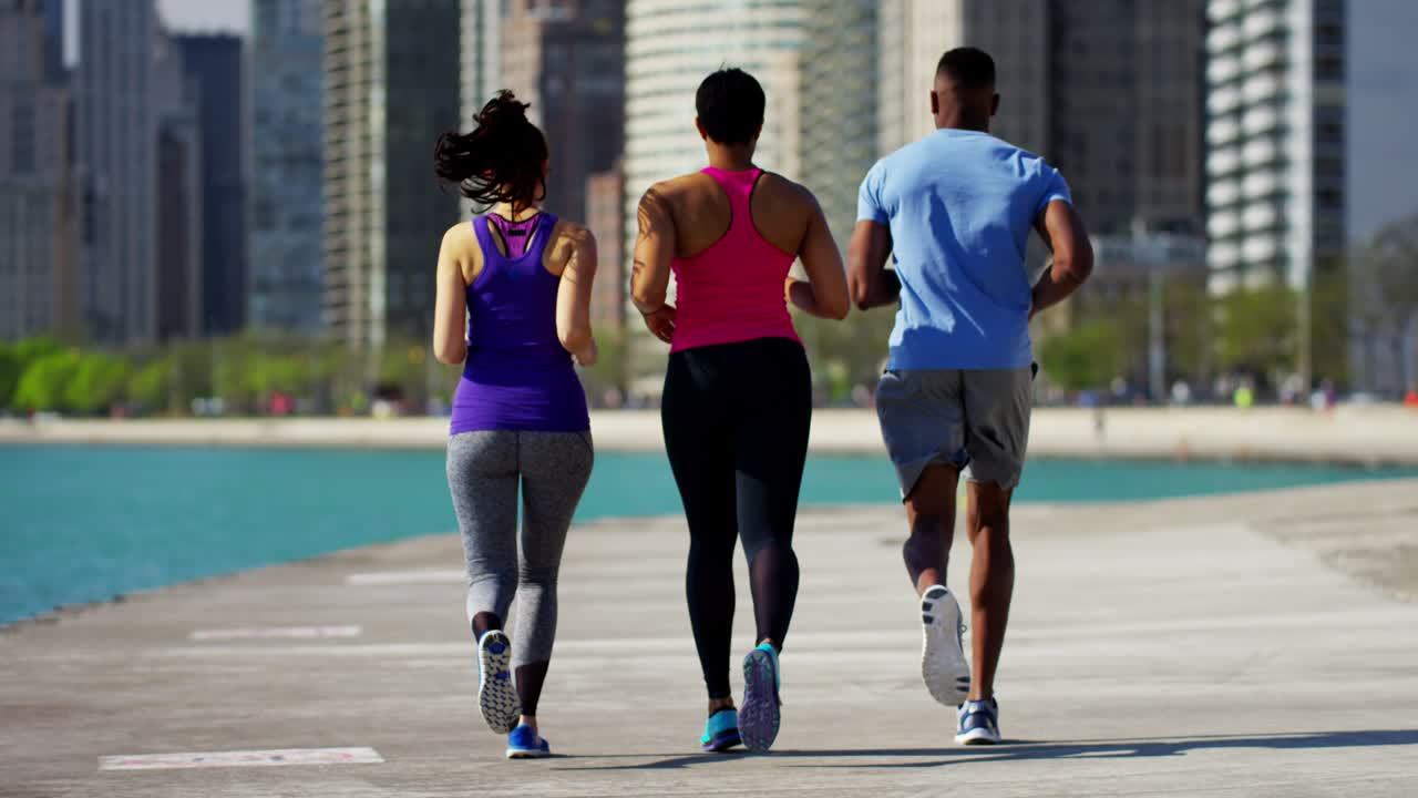 hombres y mujeres multiétnicos cardio corriendo al aire libre