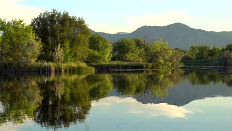 Mann-Beim-Angeln-An-Einem-See-Mit-Wunderschönem-Bergblick-Und-Spiegelung