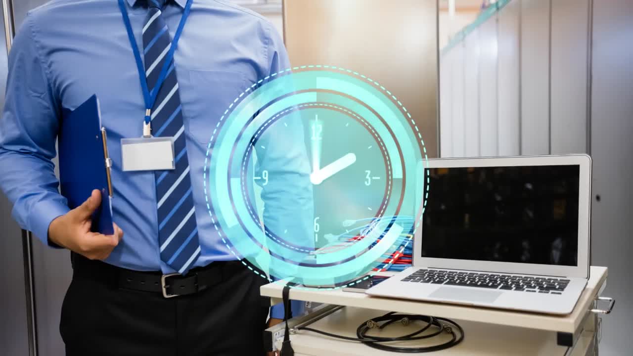animación de un reloj moviéndose rápido sobre un hombre de negocios con una computadora portátil por los servidores de la sala de tecnología
