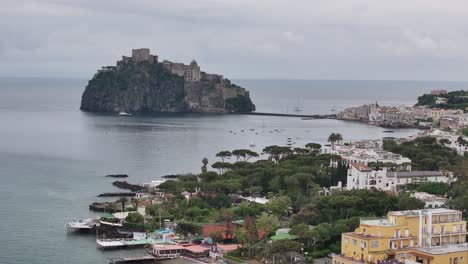 Castello-Aragonés-En-El-Islote-Rocoso-Cerca-De-Ischia,-Golfo-De-Nápoles,-Italia