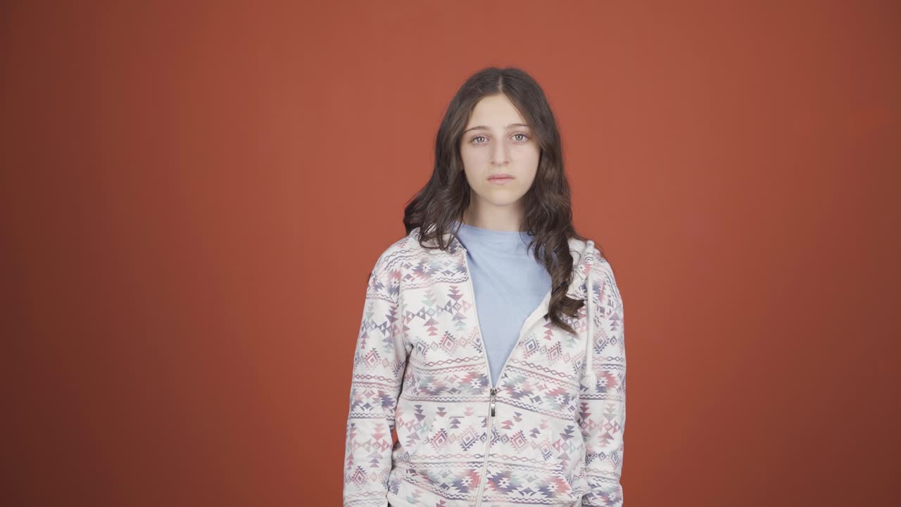 둔한 표정으로 카메라를 바라보는 젊은 여성.