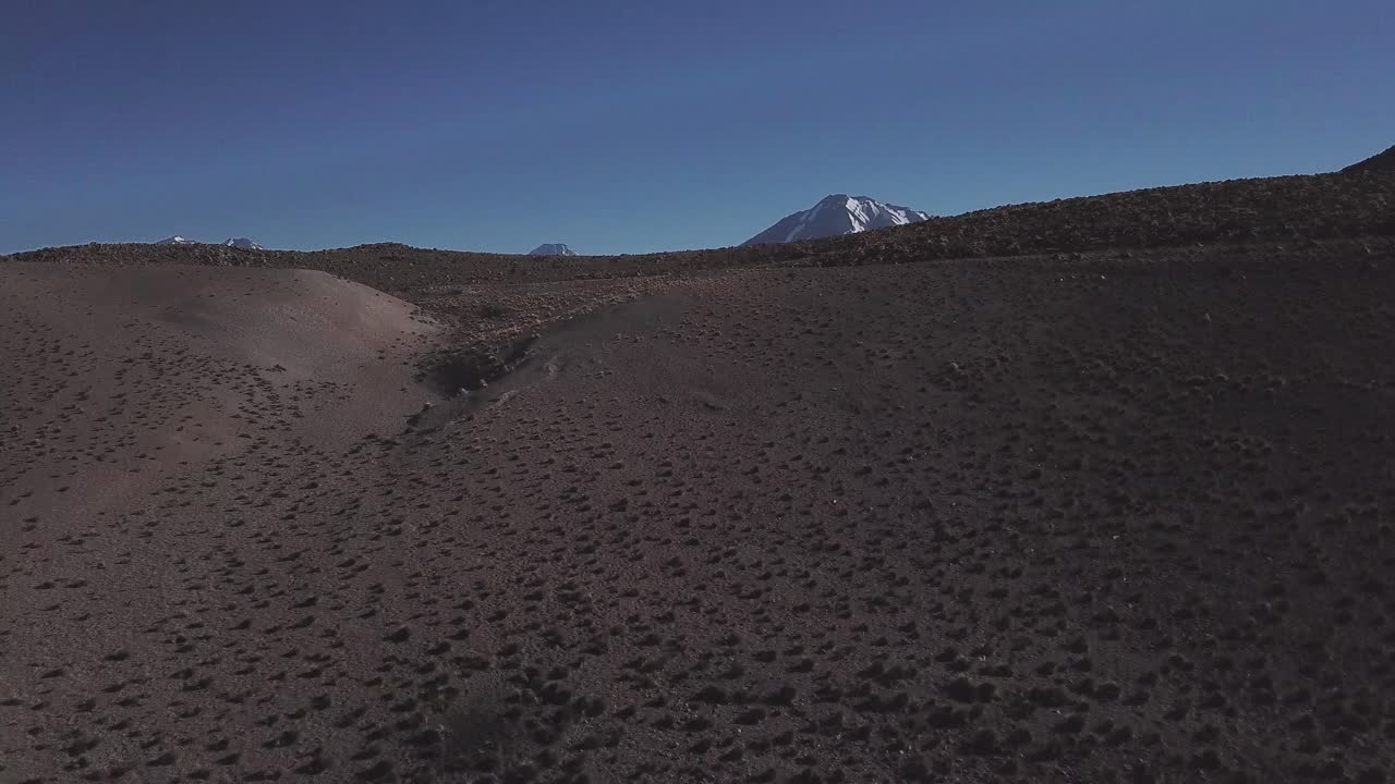 fotografía de un avión no tripulado que revela el hermoso lago volcánico de miscanti, montañas volcánicas en la región de antofagasta en el norte de chile, bolivia